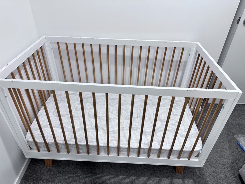 Aspen Classic Cot - Mocka Carousel 2