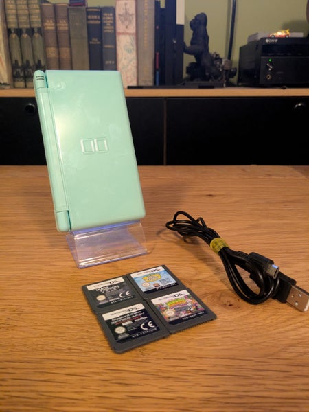 Nintendo DS Lite – Blue Console Bundle + Games – Stylus & Charger Included Carousel 1