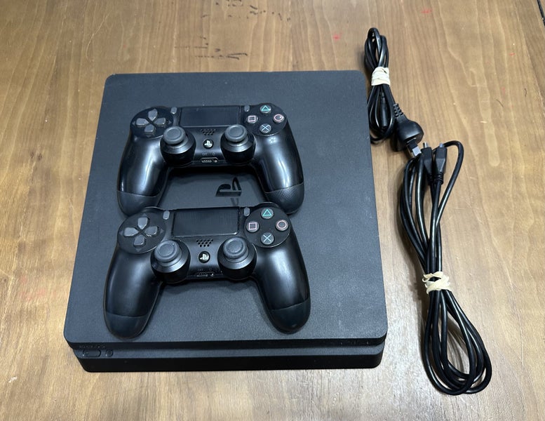 Playstation 4 Slim (500 GB) + 2 Controllers Carousel 1
