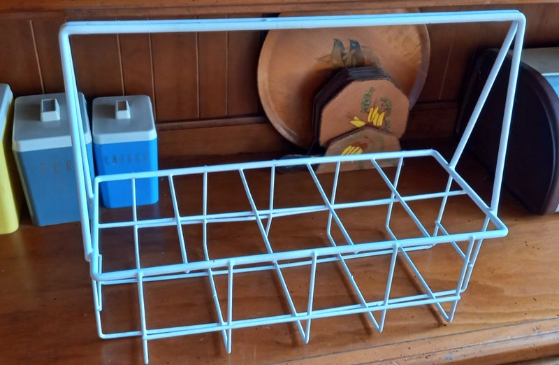 Vintage 10 Milk / Drink Bottle Crate - Carrier. Carousel 1