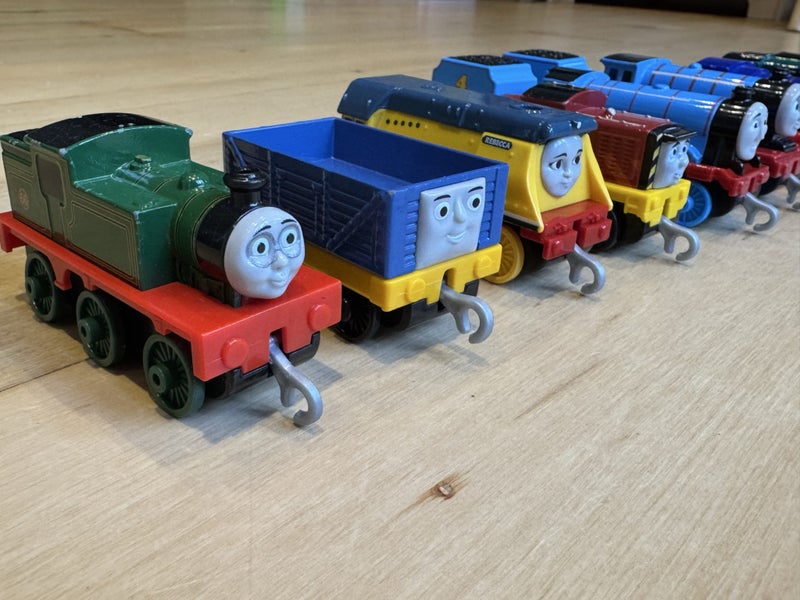 Bulk Diecast Thomas engines (2018 Mattel Gullane Thomas) Carousel 1