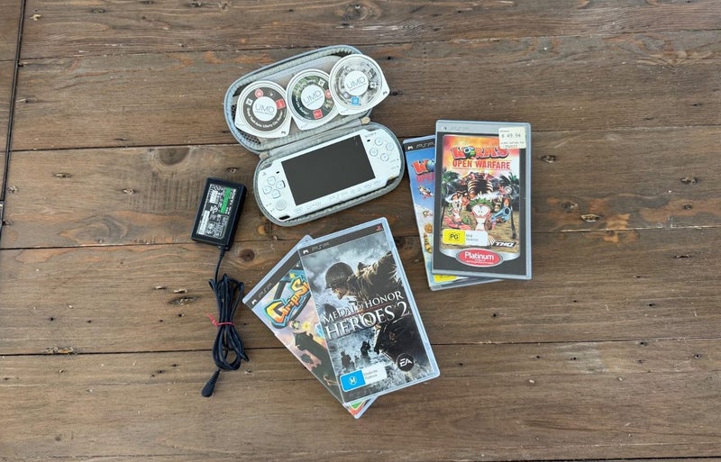 White PSP Bundle (Slim edition) Carousel 1