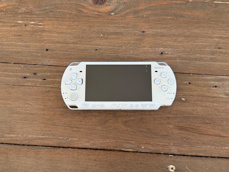 White PSP Bundle (Slim edition) Carousel 2