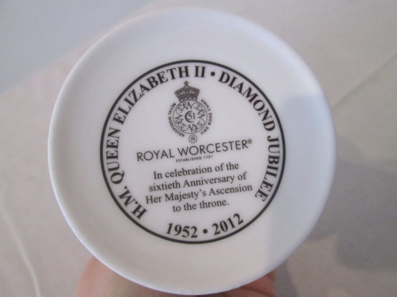 Royal Worcester Queen Elizabeth Diamond Jubilee Mug Carousel 2