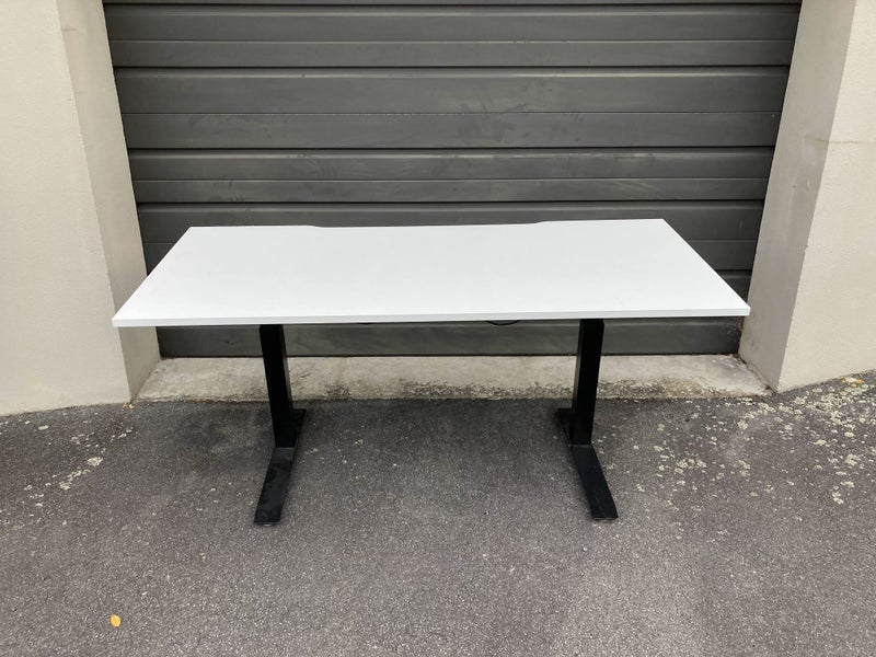 Motorized sit stand desk (1.8m x 0.8m, white top, black legs) Max 80kg carry Carousel 2