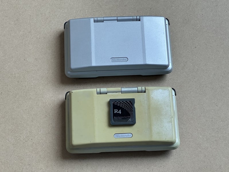 2x Silver Original Nintendo DS + R4 Cartridge Carousel 1