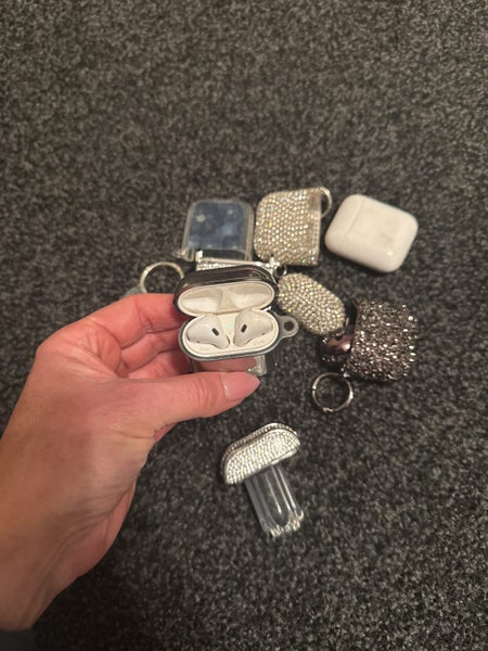 AirPods and cases Carousel 1