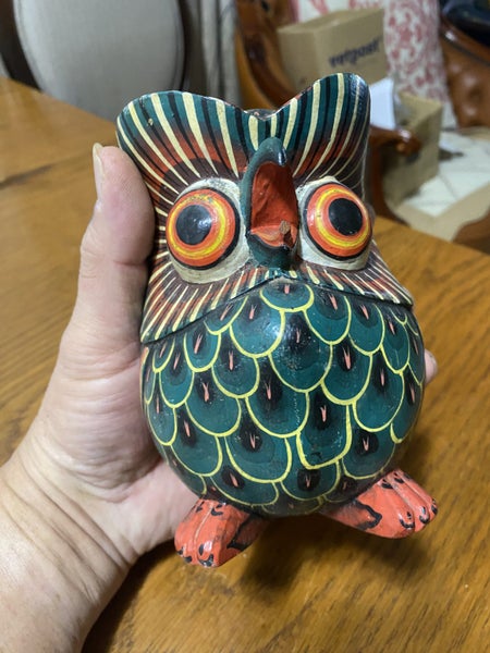A beautiful wood carved owl with good painting. Carousel 1