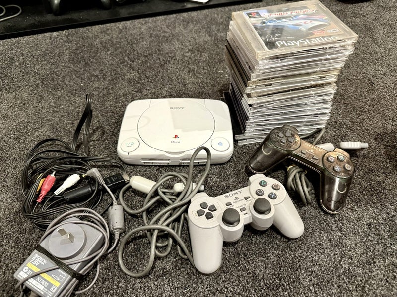 PSOne console + 17 Games 2 controllers Carousel 2