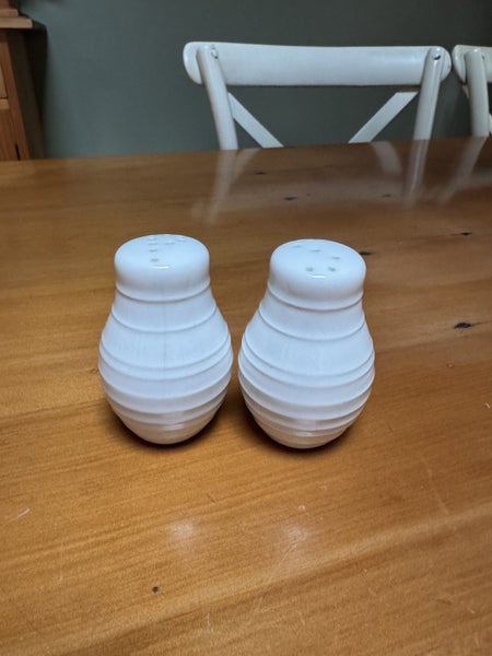 $1 NO RESERVE - Salt and Pepper Set Carousel 1