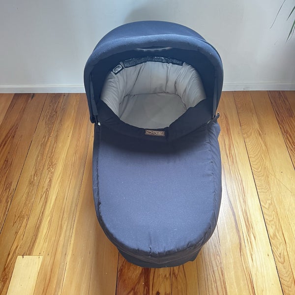 Mountain Buggy Carry cot plus with Adapters Carousel 2
