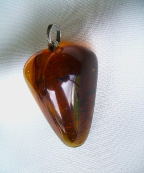 JEWELLERS ESTATE RARE VICTORIAN c1890 CARVED ANCIENT KAURI AMBER/GUM HEART Carousel 1