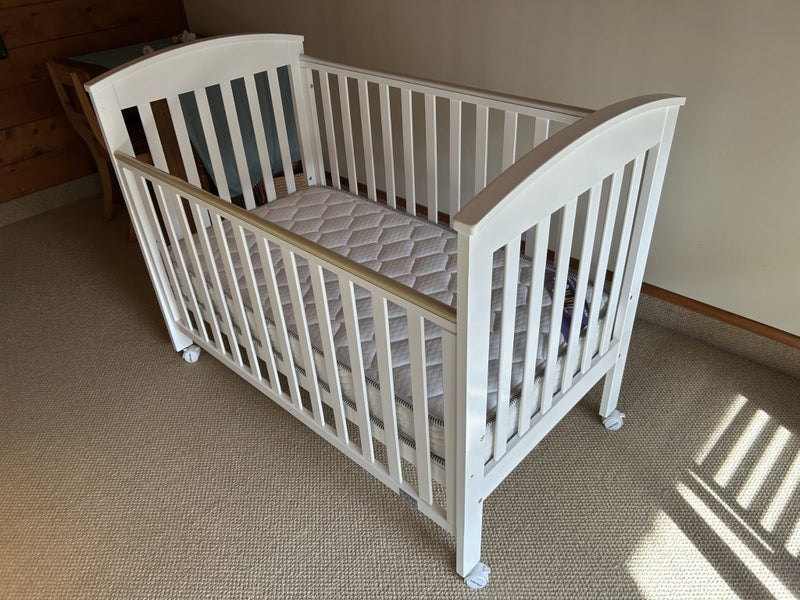 Classic Curve cot with drop sides + mattress Carousel 2