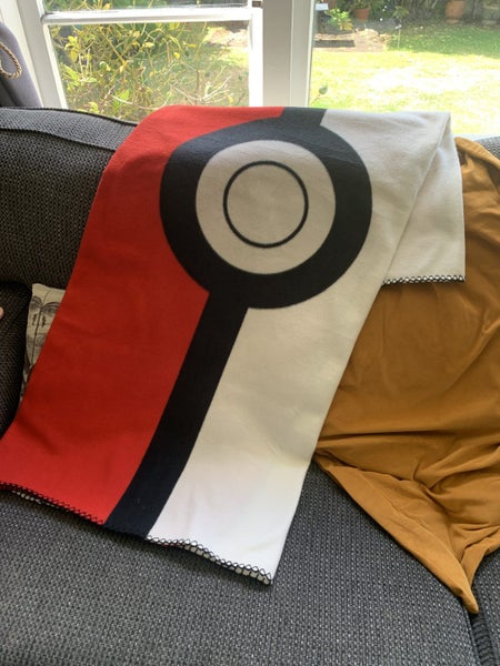 Pokemon kids poke ball blanket with bonus pokemon books Carousel 1