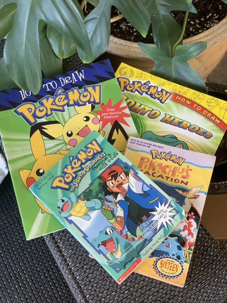 Pokemon kids poke ball blanket with bonus pokemon books Carousel 2