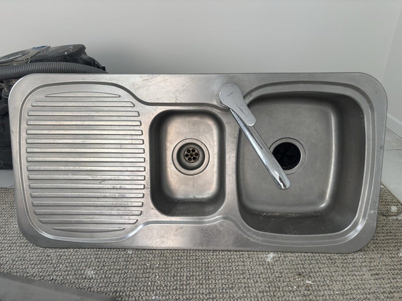 Double sink with tap Carousel 1