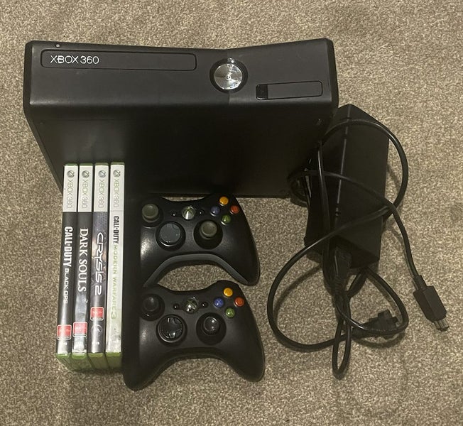 XBOX 360 - 2 wireless controllers, 4 games Carousel 1