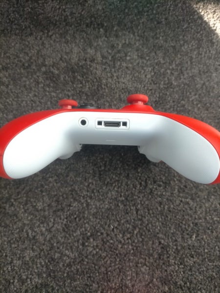 XBOX CONTROLLER - Xbox controller Pulse Red*A little bit of stick drift* Carousel 6