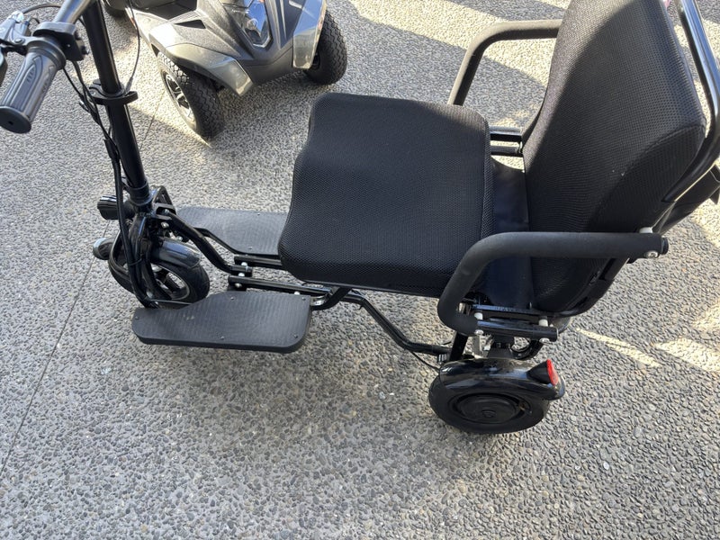 Light weight folding Scooter - 35Kg 18 Months old Carousel 1