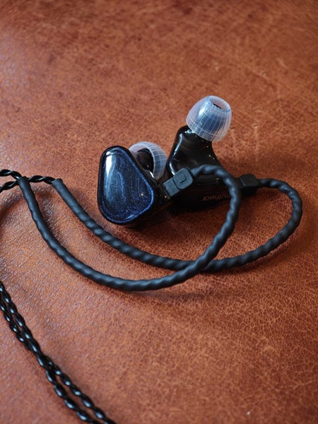 Truthear Zero (original blue) Carousel 1
