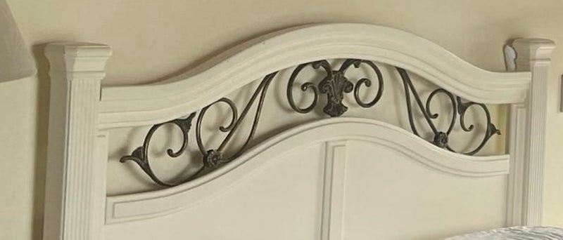 Beautiful French-style bedroom furniture Carousel 1