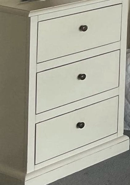 Beautiful French-style bedroom furniture Carousel 2