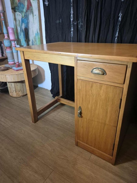 DESK - RIMU - SMALL - EXCELLENT CONDITION Carousel 2