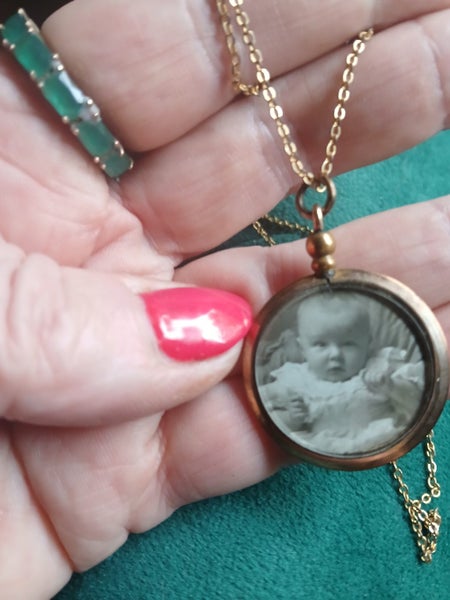 PARDON ME?a $1RES!! ANTIQUE VICTORIAN ROLLED GOLD PHOTO LOCKET on VINTAGE CHAIN Carousel 1