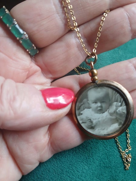 PARDON ME?a $1RES!! ANTIQUE VICTORIAN ROLLED GOLD PHOTO LOCKET on VINTAGE CHAIN Carousel 7
