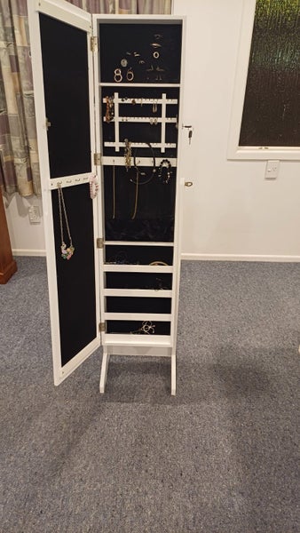 Jewelry Cabinet Carousel 1