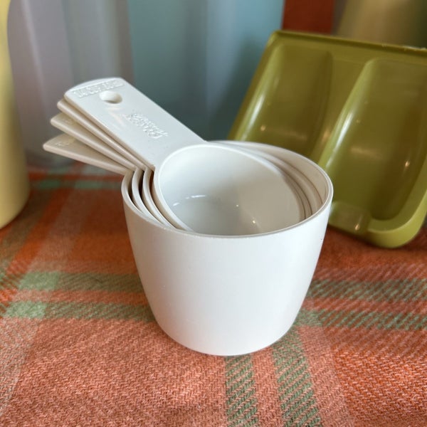 Retro Pyrex Measuring Cups Set Carousel 1