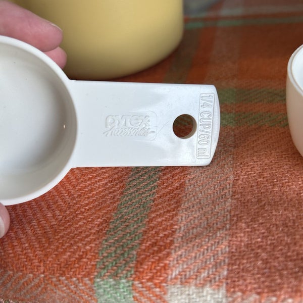 Retro Pyrex Measuring Cups Set Carousel 4