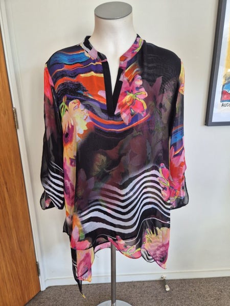 FRANK LYMAN - Beautiful Vibrant Top - Sz 18 Carousel 1