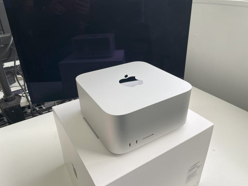 Mac Studio 2022, M1, 10 CPU, 24 GPU, 32BG Ram, 1 TB SSD, Model A2615 Carousel 1