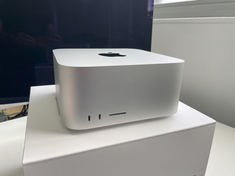Mac Studio 2022, M1, 10 CPU, 24 GPU, 32BG Ram, 1 TB SSD, Model A2615 Carousel 2