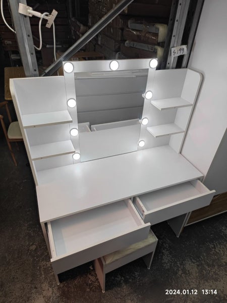 Dressing table with LED Carousel 4