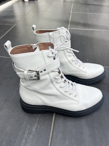 Mi Piachi white boots. Never worn like new Carousel 1