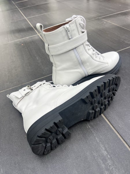 Mi Piachi white boots. Never worn like new Carousel 2