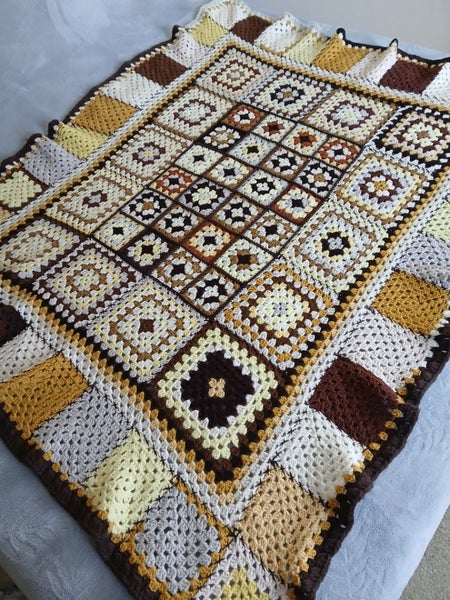 Vintage 1970s Crochet Blanket in Wool Carousel 1