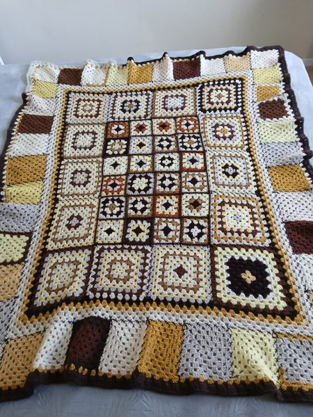 Vintage 1970s Crochet Blanket in Wool Carousel 2