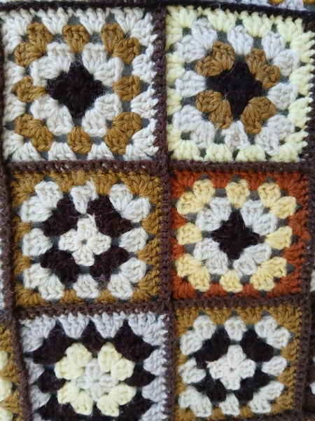 Vintage 1970s Crochet Blanket in Wool Carousel 6