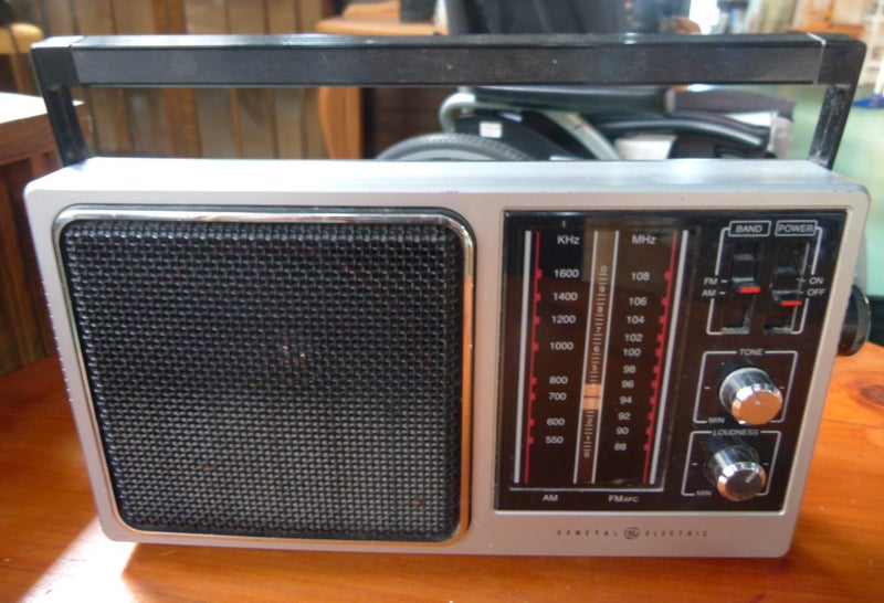 VINTAGE GENERAL ELECTRIC PORTABLE AM/FM RADIO Carousel 1