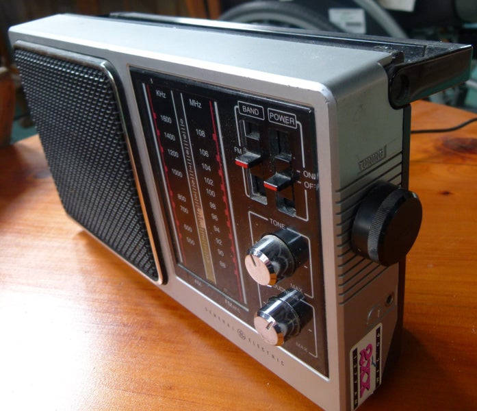 VINTAGE GENERAL ELECTRIC PORTABLE AM/FM RADIO Carousel 2