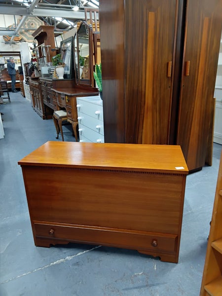1200 RETRO 70S BLANKET BOX Carousel 1