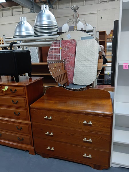 1203 VERY TIDY SOLID OAK VINTAGE DRESSER Carousel 2