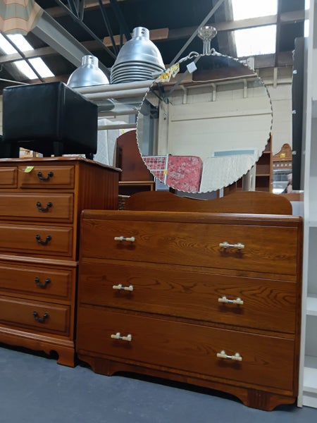 1203 VERY TIDY SOLID OAK VINTAGE DRESSER Carousel 7