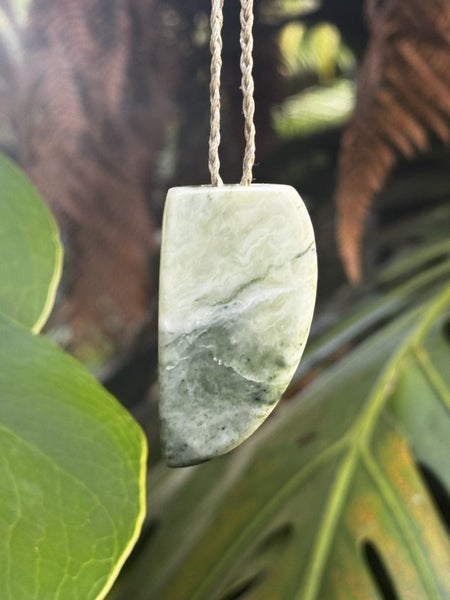 Pounamu Niho (Tooth) Pendant - Niho Whiti Carousel 1