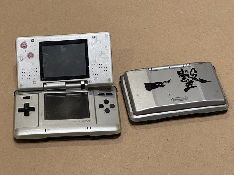 2x Silver Original Nintendo DS Carousel 1