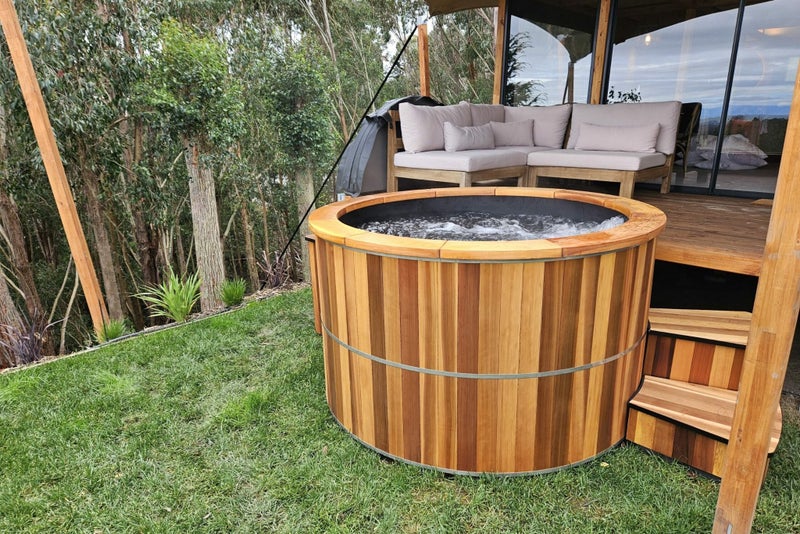ELECTRIC CEDAR HOT TUB (BLACK POLYETHYLENE INTERIOR)62998273896961112