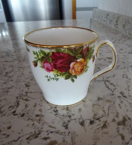 Stunning ROYAL ALBERT Old Country Roses Just Lovely! Carousel 6